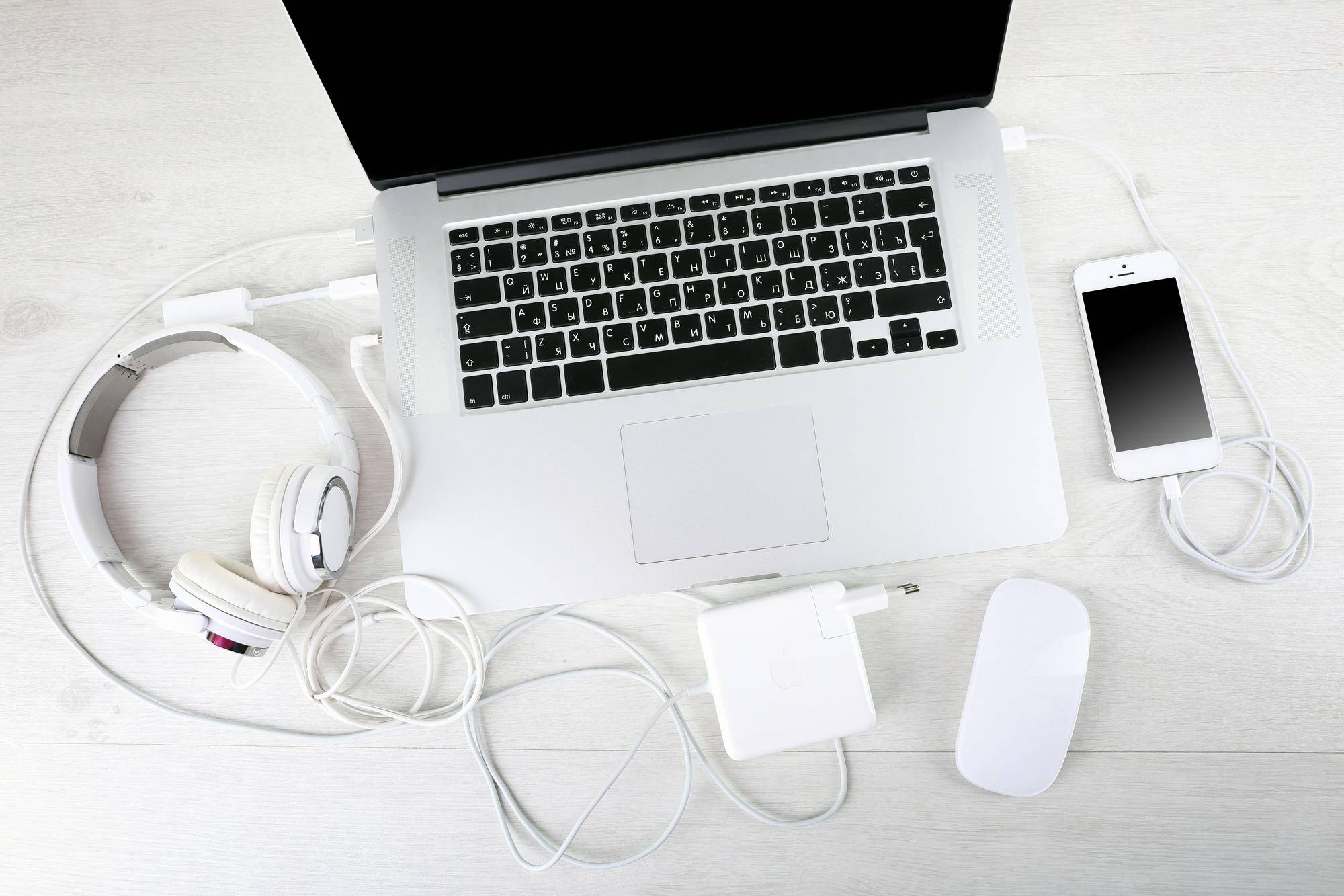 Co dokupić do MacBooka by poprawić komfort pracy?