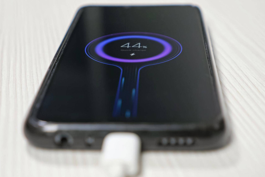 Czy Huawei P30 ma ładowanie indukcyjne i jak to działa?