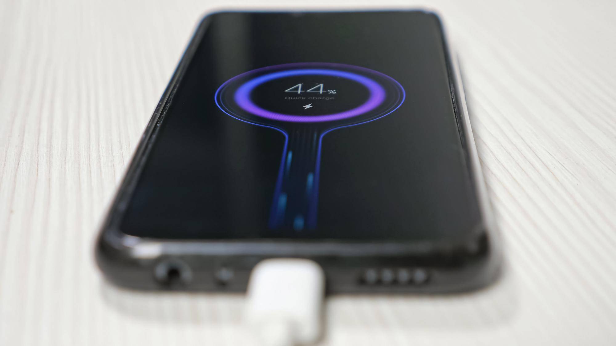 Czy Huawei P30 ma ładowanie indukcyjne i jak to działa?