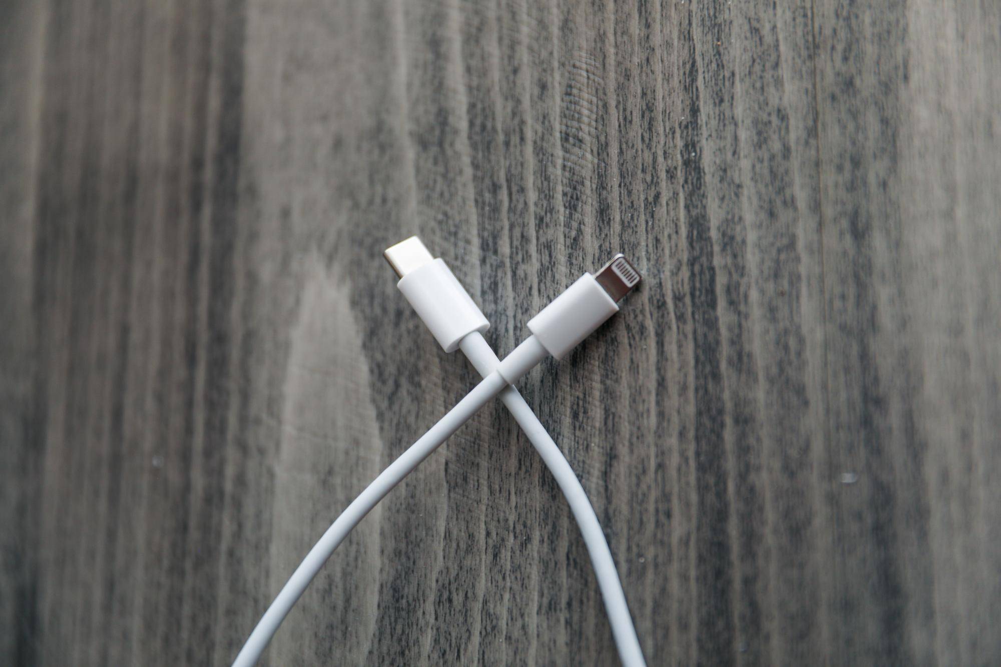 iPhone 13 czy jest ładowarka w zestawie
